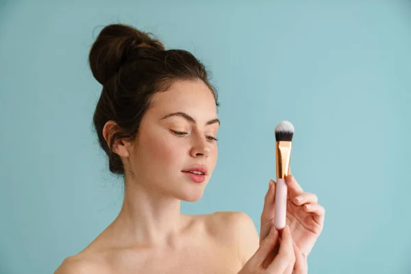 Half Naked Brunette Woman Posing While Showing Cosmetic Brush Isolated — Stockfoto