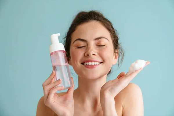 Mulher Morena Semi Nua Sorrindo Enquanto Mostra Espuma Limpeza Isolada — Fotografia de Stock