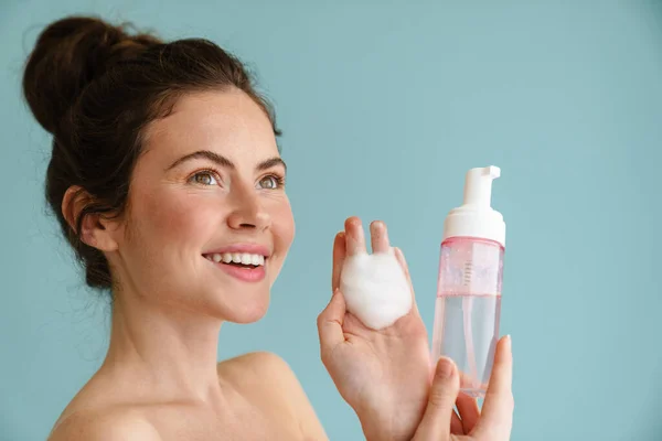 Mulher Morena Semi Nua Sorrindo Enquanto Mostra Espuma Limpeza Isolada — Fotografia de Stock