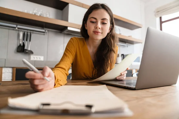 Sonriente Joven Morena Mujer Trabajando Ordenador Portátil Mientras Está Sentado — Foto de Stock