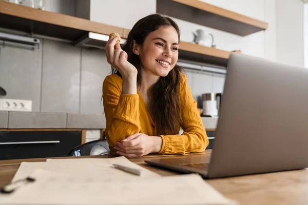 Sorrindo Jovem Morena Uma Chamada Vídeo Computador Portátil Enquanto Está — Fotografia de Stock