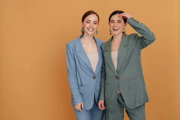 Deux Femmes Élégantes Souriantes Portant Des Vestes Intelligentes Posant Debout — Photo