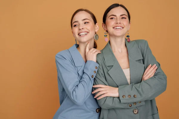 Две Улыбающиеся Элегантные Женщины Одетые Умные Куртки Позируют Рядом Изолированные — стоковое фото