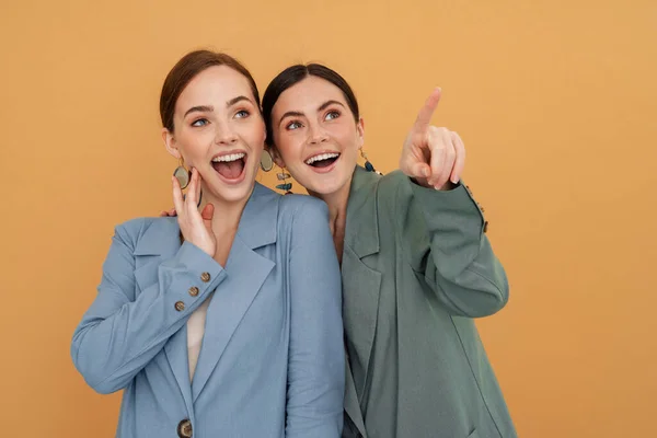 Jeunes Deux Femmes Portant Des Vestes Souriantes Pointant Doigt Vers — Photo