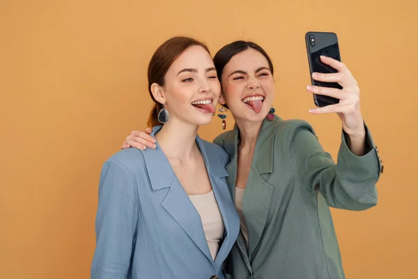 Молодые Две Женщины Показывают Свои Языки Делая Селфи Мобильном Телефоне — стоковое фото