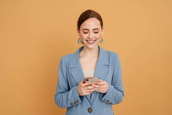 Jovem Mulher Gengibre Sorrindo Usar Telefone Celular Isolado Sobre Fundo — Fotografia de Stock