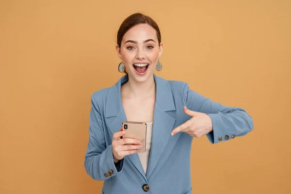 Mladý Zázvor Žena Pomocí Ukazující Prstem Mobilní Telefon Izolované Přes — Stock fotografie