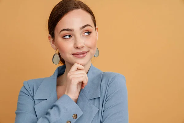 Mujer Jengibre Joven Chaqueta Sonriendo Mirando Lado Aislado Sobre Fondo —  Fotos de Stock