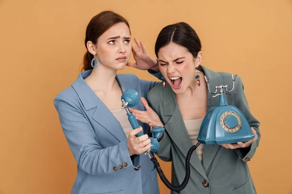 Jovens Duas Mulheres Jaqueta Posando Com Telefone Retro Isolado Sobre — Fotografia de Stock