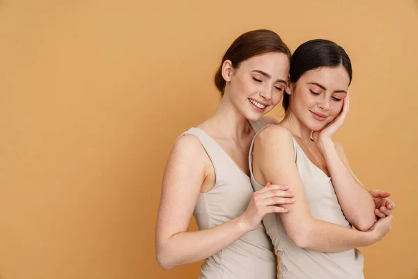 Νεαρές Δύο Γυναίκες Φανελάκι Αγκαλιασμένες Και Χαμογελαστές Στην Κάμερα Απομονωμένες — Φωτογραφία Αρχείου