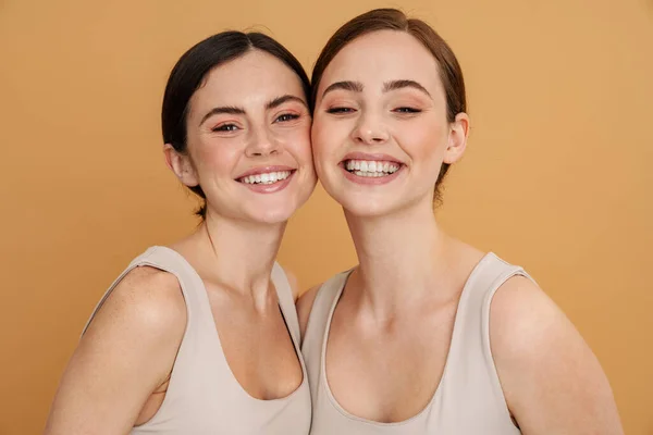 Dois Sorridentes Felizes Jovens Mulheres Brancas Roupa Interior Juntos Sobre — Fotografia de Stock