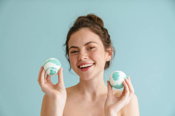 Half Naked Brunette Woman Smiling While Posing Bath Bombs Isolated — Stock Photo, Image