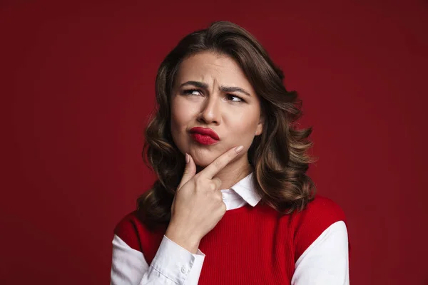 Imagen Una Joven Pensante Posando Aislada Sobre Fondo Rojo Pared — Foto de Stock