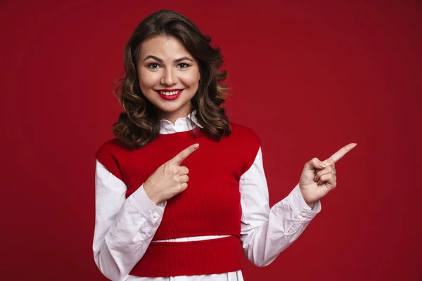 Imagem Uma Jovem Mulher Positiva Apontando Para Copyspace Isolado Sobre — Fotografia de Stock