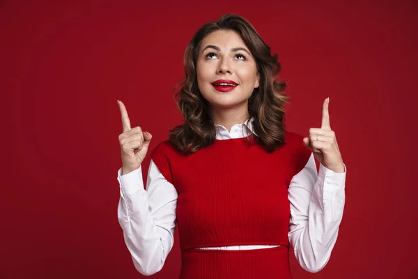 Imagem Uma Jovem Mulher Positiva Apontando Para Copyspace Isolado Sobre — Fotografia de Stock