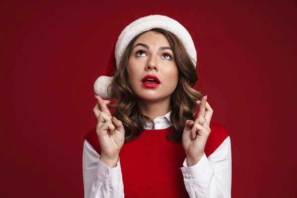 Besorgte Junge Frau Weihnachtskostüm Drückt Vor Rotem Hintergrund Vereinzelt Die — Stockfoto