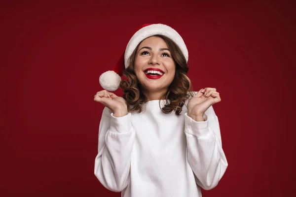 Foto Von Positiven Jungen Frau Weihnachtsmann Hut Isoliert Über Roter — Stockfoto