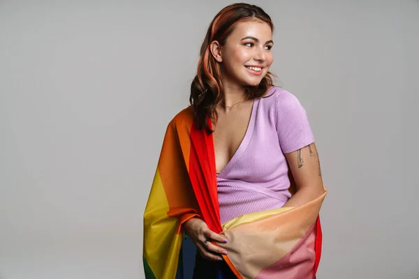 Gelukkig Mooi Vrouw Glimlachen Terwijl Poseren Met Regenboog Vlag Geïsoleerd — Stockfoto