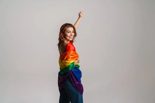 Mujer Joven Sonriente Con Bandera Arco Iris Mostrando Puño Aislado — Foto de Stock