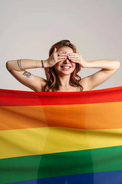 Mujer Feliz Semidesnuda Cubriendo Sus Ojos Mientras Posa Detrás Bandera — Foto de Stock