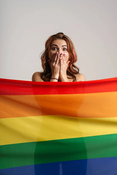 Mujer Sorprendida Semidesnuda Cubriéndose Boca Mientras Posaba Detrás Bandera Del — Foto de Stock