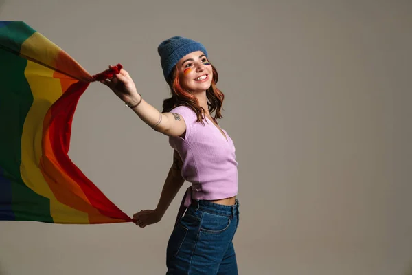 Ευτυχισμένη Όμορφη Γυναίκα Χαμογελώντας Ενώ Χορεύει Σημαία Ουράνιο Τόξο Απομονώνονται — Φωτογραφία Αρχείου