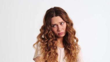 Kırgın bir kadın ağlıyordu. Stüdyodaki beyaz bir duvarın üzerinde tek başına duruyordu.