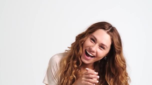 Szczęśliwa Kobieta Śmieje Się Stojąc Samotnie Nad Białą Ścianą Studio — Wideo stockowe