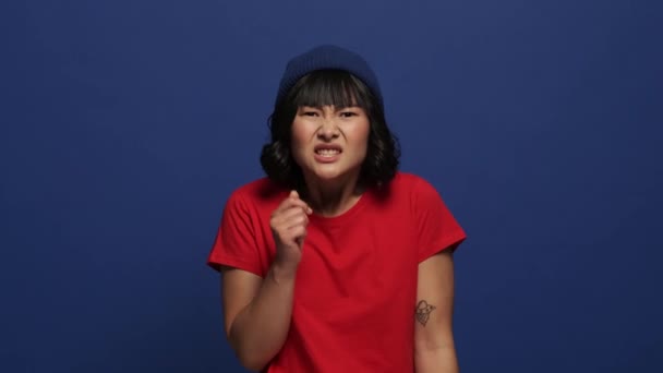 Een Geschokte Verward Aziatische Vrouw Kijkt Naar Camera Geïsoleerd Blauwe — Stockvideo