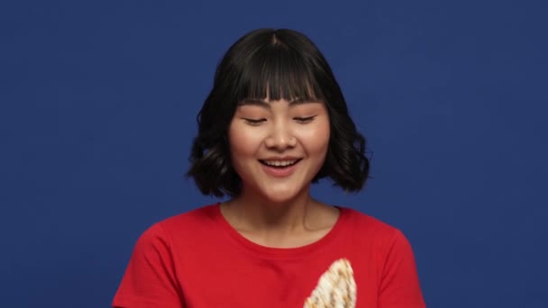 Femeie Asiatică Fericită Ține Înghețată Picioare Izolată Deasupra Peretelui Albastru — Videoclip de stoc