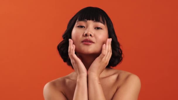 Una Vista Cerca Una Hermosa Mujer Asiática Semidesnuda Posando Cámara — Vídeos de Stock