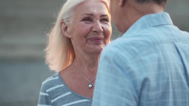 Una Feliz Pareja Ancianos Hombre Mujer Están Hablando Entre Mientras — Vídeo de stock