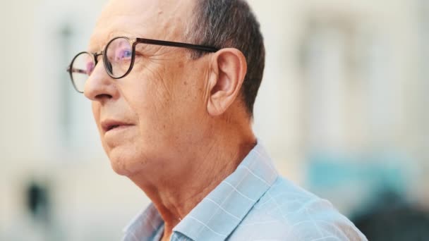 Anciano Feliz Con Gafas Está Mirando Lado Mientras Camina Afuera — Vídeos de Stock