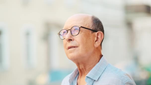 Hombre Mayor Guapo Con Gafas Está Buscando Lugares Interés Mientras — Vídeos de Stock