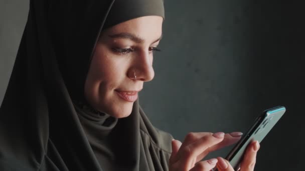 Seorang Wanita Arab Yang Menawan Mengenakan Hijab Nasional Menggunakan Smartphone — Stok Video