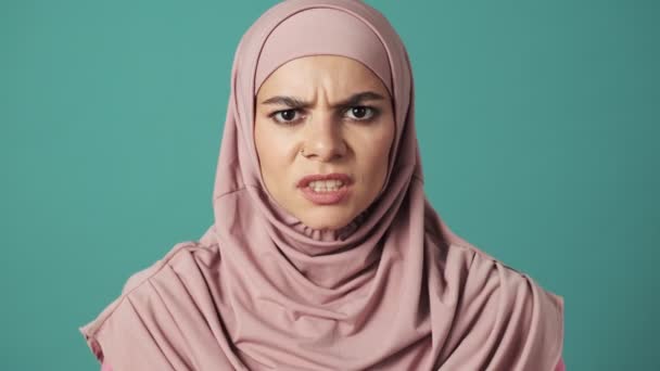 Злая Арабка Розовом Национальном Хиджабе Смотрит Камеру Стоящую Студии Изолированную — стоковое видео