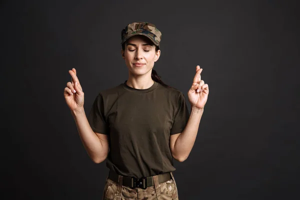 Calma Soldado Mujer Sosteniendo Los Dedos Cruzados Para Buena Suerte — Foto de Stock