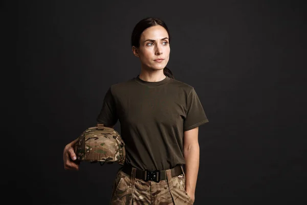 Joven Militar Confiada Con Uniforme Comouflage Casco Protector Aislado Sobre — Foto de Stock