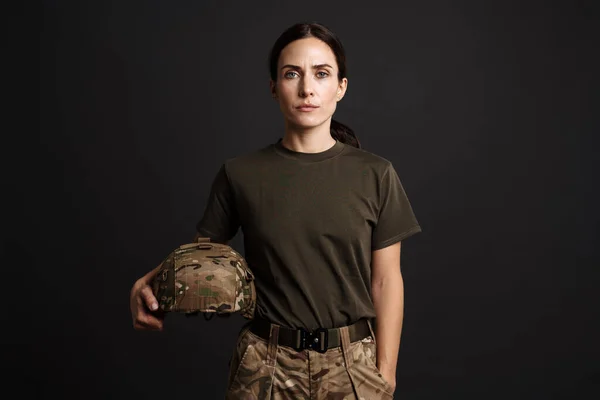 Serious Hermosa Soldado Mujer Posando Con Casco Militar Aislado Sobre — Foto de Stock