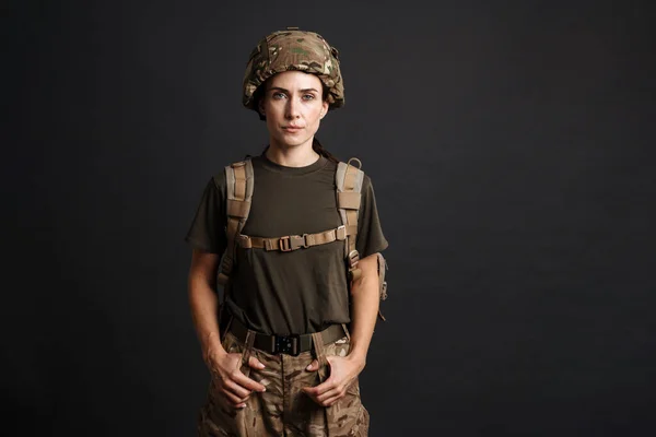 Joven Militar Confiada Con Uniforme Comouflage Casco Protector Aislado Sobre — Foto de Stock