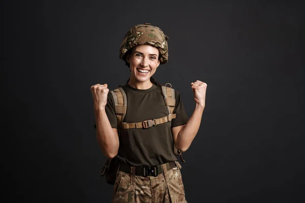 Mulher Soldado Alegre Capacete Militar Fazendo Gesto Vencedor Isolado Sobre — Fotografia de Stock