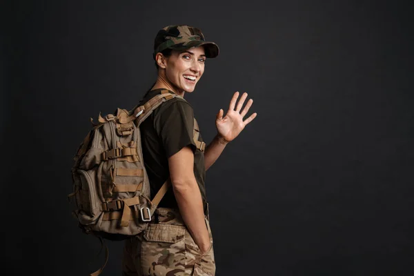 Mujer Soldado Sonriente Confiada Posando Con Mochila Aislada Sobre Pared — Foto de Stock