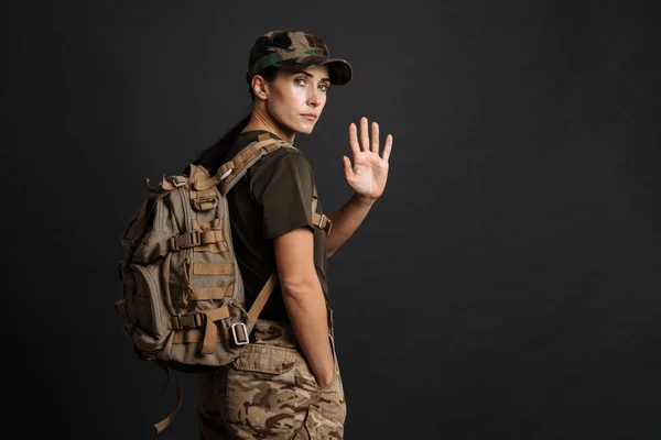 Mujer Soldado Hermosa Seria Con Mochila Del Ejército Agitando Mano — Foto de Stock