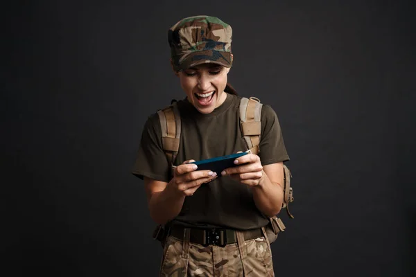 Lachende Aantrekkelijke Vrouwelijke Soldaat Met Behulp Van Mobiele Telefoon Geïsoleerd — Stockfoto