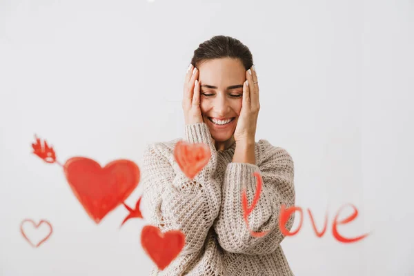 Hermosa Joven Sonriente Enamorada Dibujando Corazones Frente Aislado Fondo Blanco —  Fotos de Stock