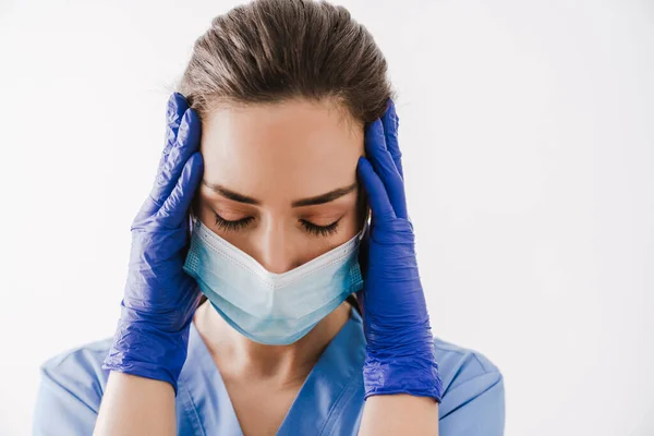 Dottore Donna Con Mal Testa Indossare Maschera Medica Uniforme Isolato — Foto Stock