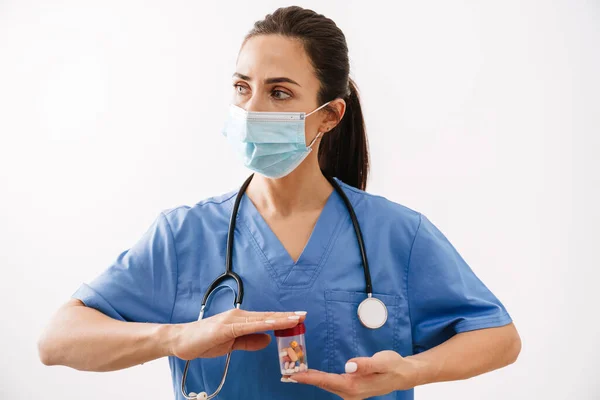 Zelfverzekerde Jonge Vrouw Doctir Tonen Fles Met Pillen Geïsoleerd Witte — Stockfoto