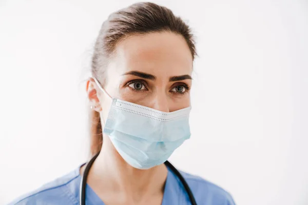 Bella Giovane Donna Medico Maschera Medica Uniforme Isolato Sfondo Bianco — Foto Stock