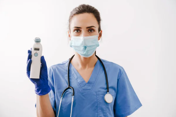 Ung Vacker Säker Kvinna Läkare Bär Stetoskop Visar Termometer Isolerad — Stockfoto