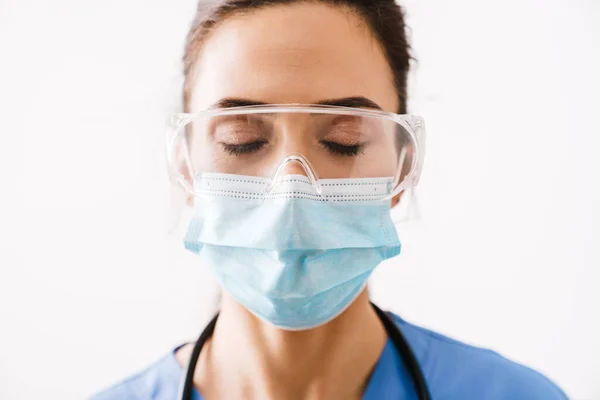 Tıbbi Maskeli Koruyucu Gözlüklü Üniformalı Güzel Bayan Doktor Beyaz Arka — Stok fotoğraf